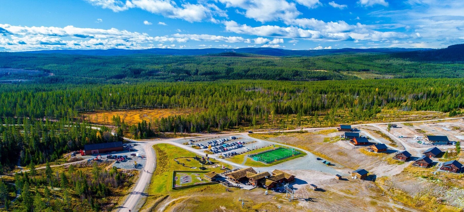 Dronebilde over Mattisstua Galleribilde