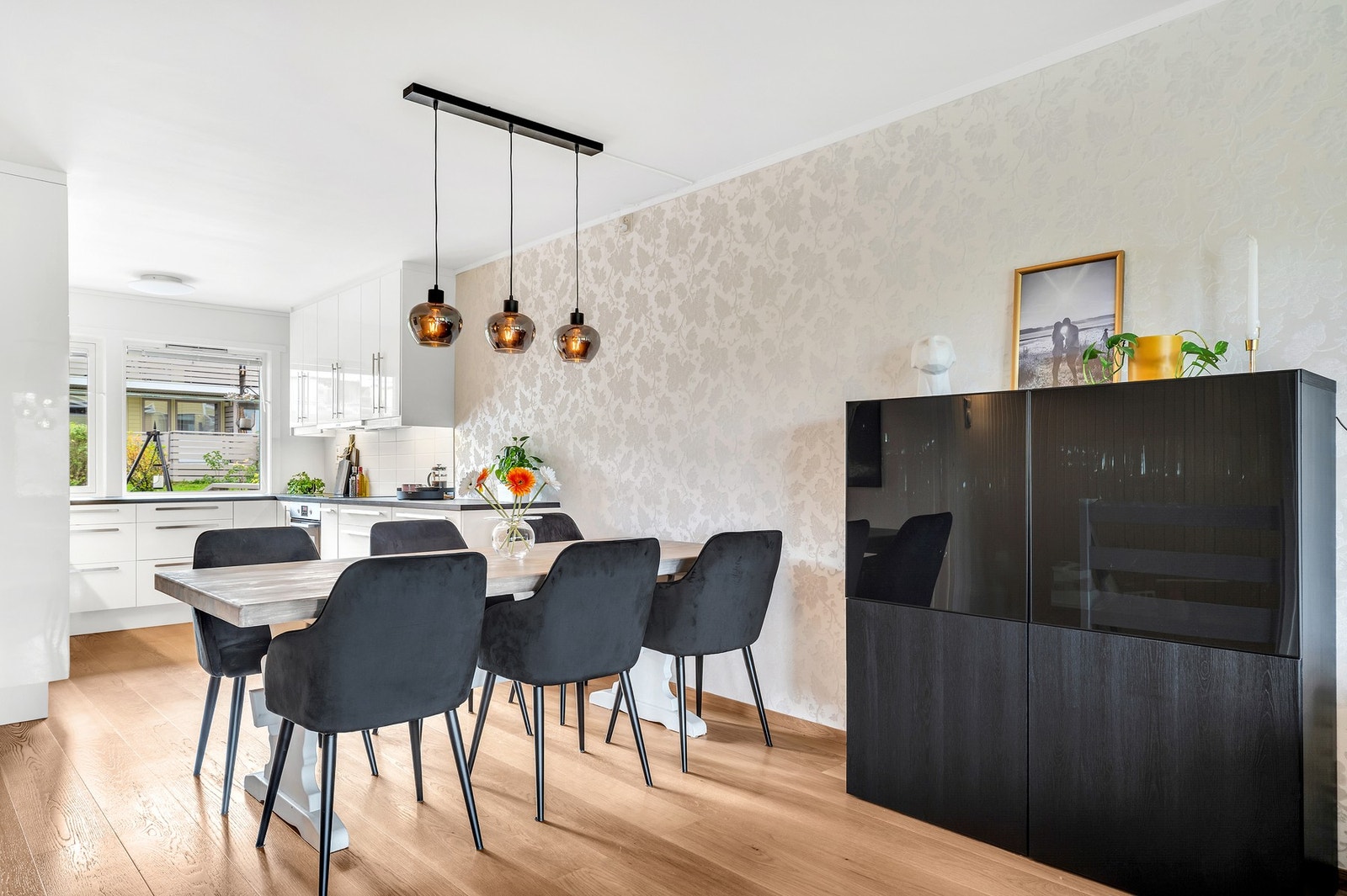 Spisestuen finner sin naturlige plass i overgangen mellom kjøkken og stue. Galleribilde