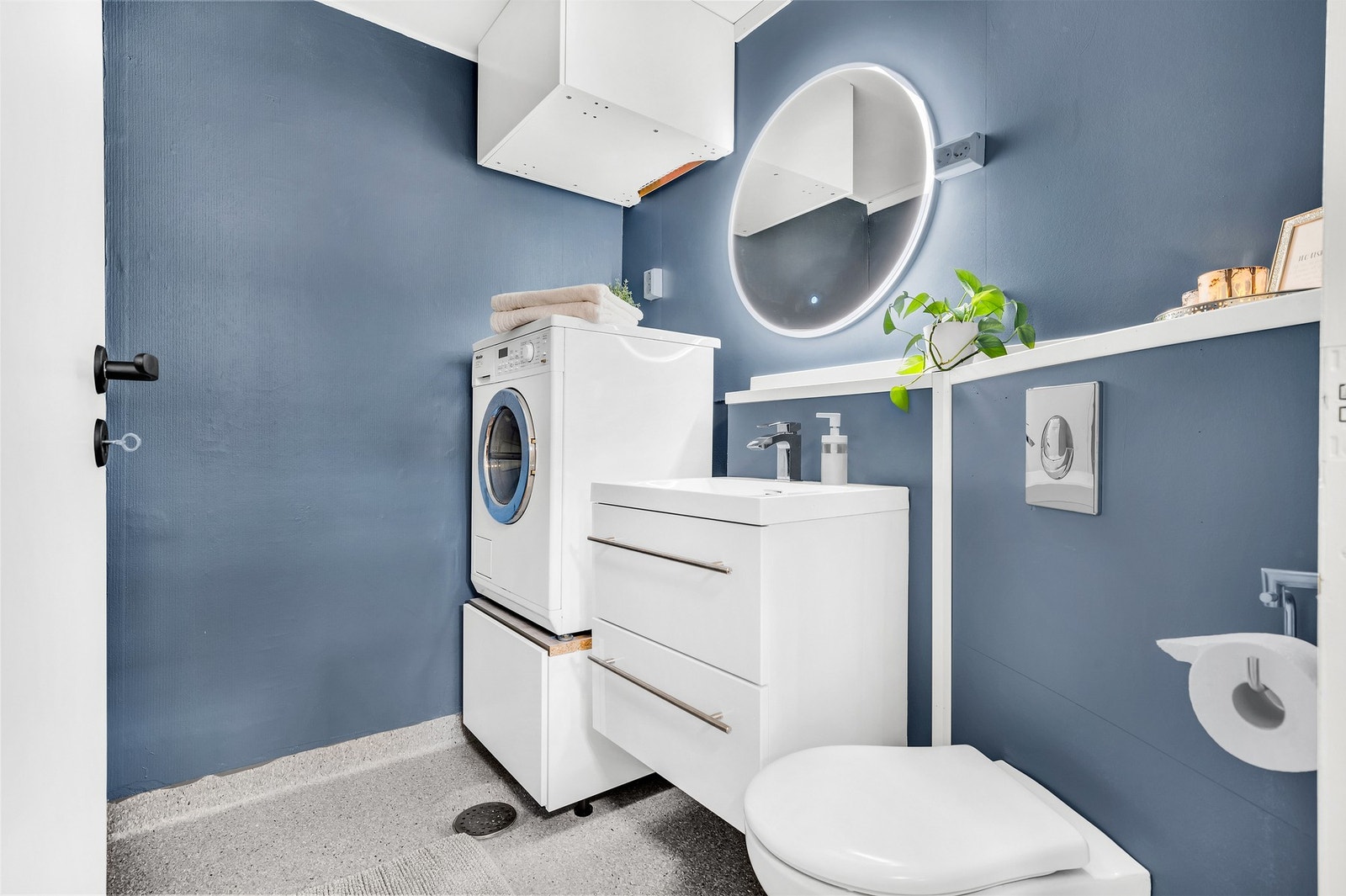 Praktisk vaskerom fra des. 2022 m/gjestetoalett Galleribilde