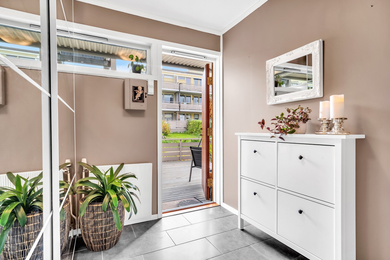 Leiligheten går over to etasjer og inneholder bl.a. to soverom, bad, vaskerom, kjøkken, stue og godt med lagringsplass i flere boder. Galleribilde