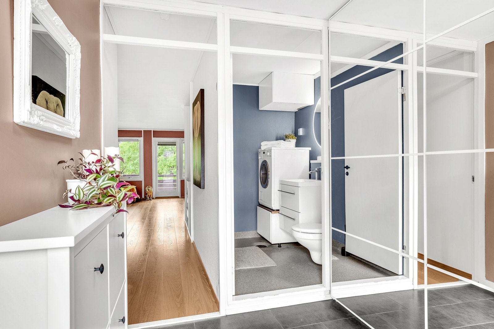 Innbydende entré på 5 kvm med god lagringsplass i skyvedørsgarderobe. Galleribilde