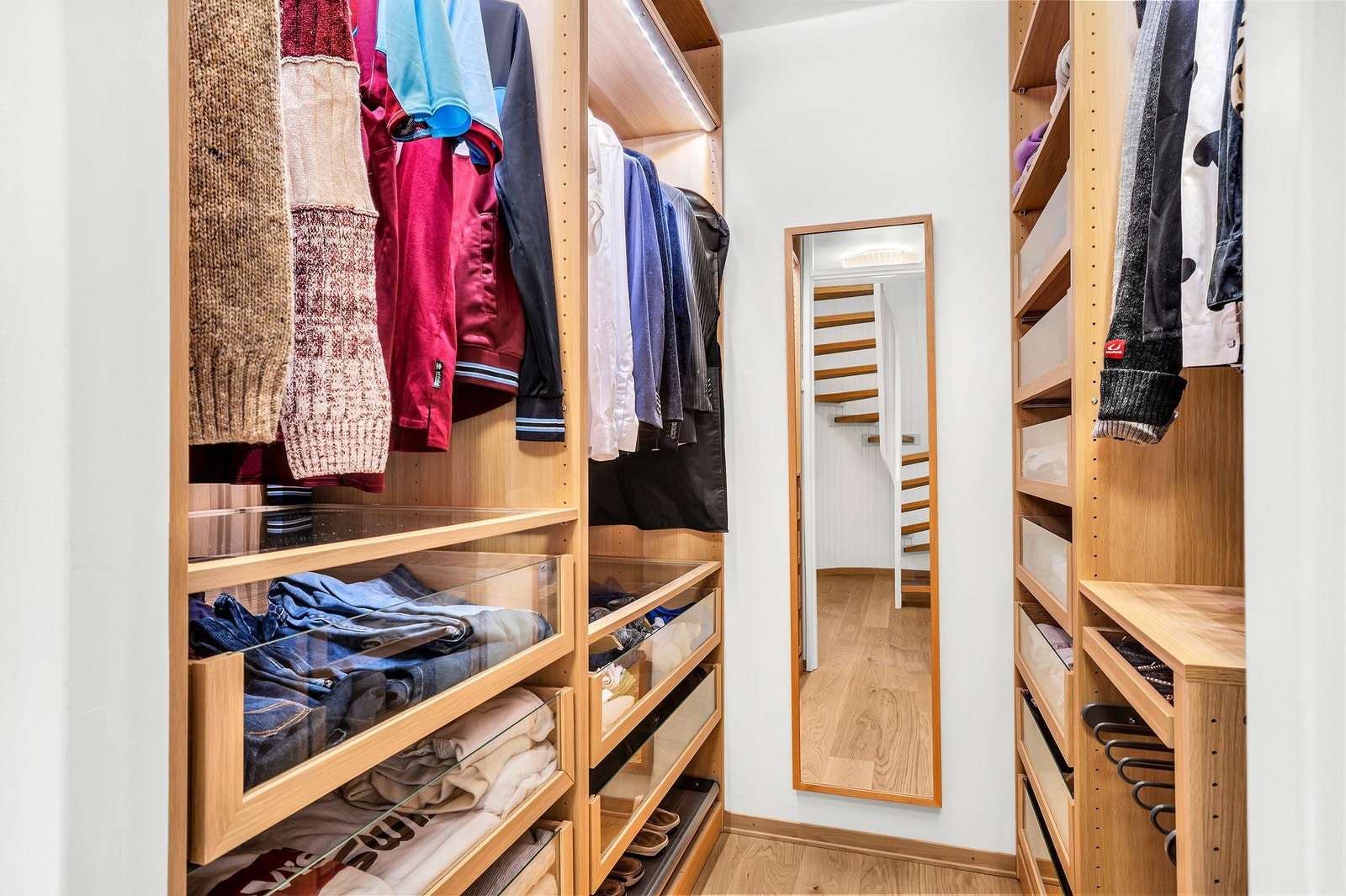 Praktisk walk-in closet på ca. 4 kvm innredet med PAX garderobesystem. Galleribilde