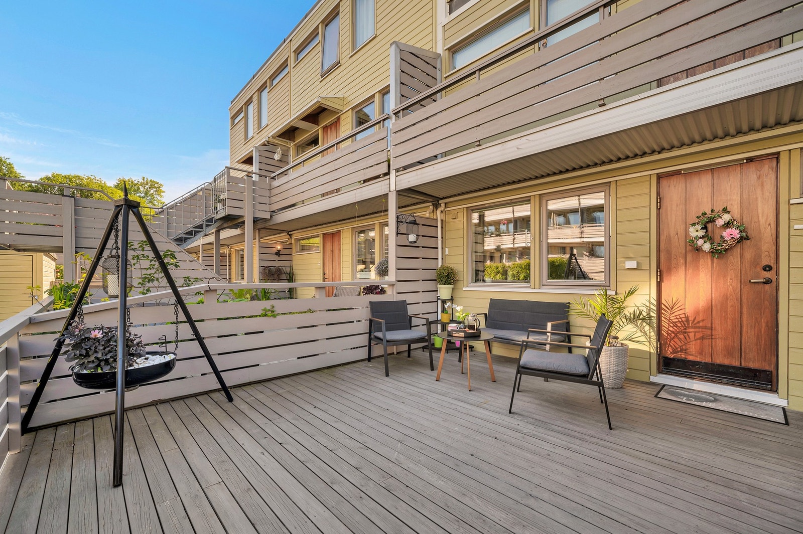 Stor terrasse på 20 kvm ved inngangspartiet. Her nyter man morgen- og formiddagssolen. Galleribilde