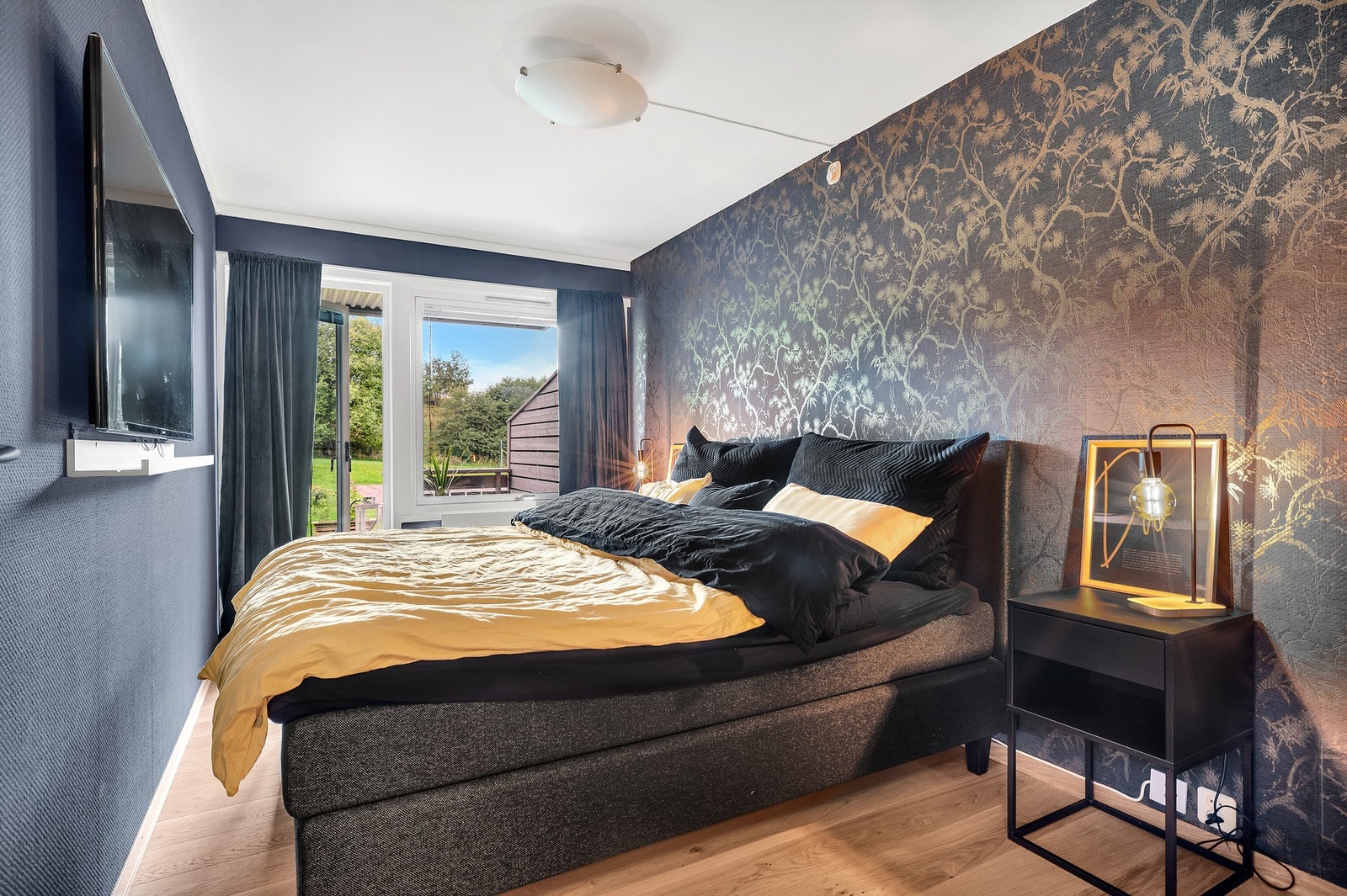 Soverom 2 er på ca. 11 kvm og har utgang til terrasse og videre til hagen. Galleribilde