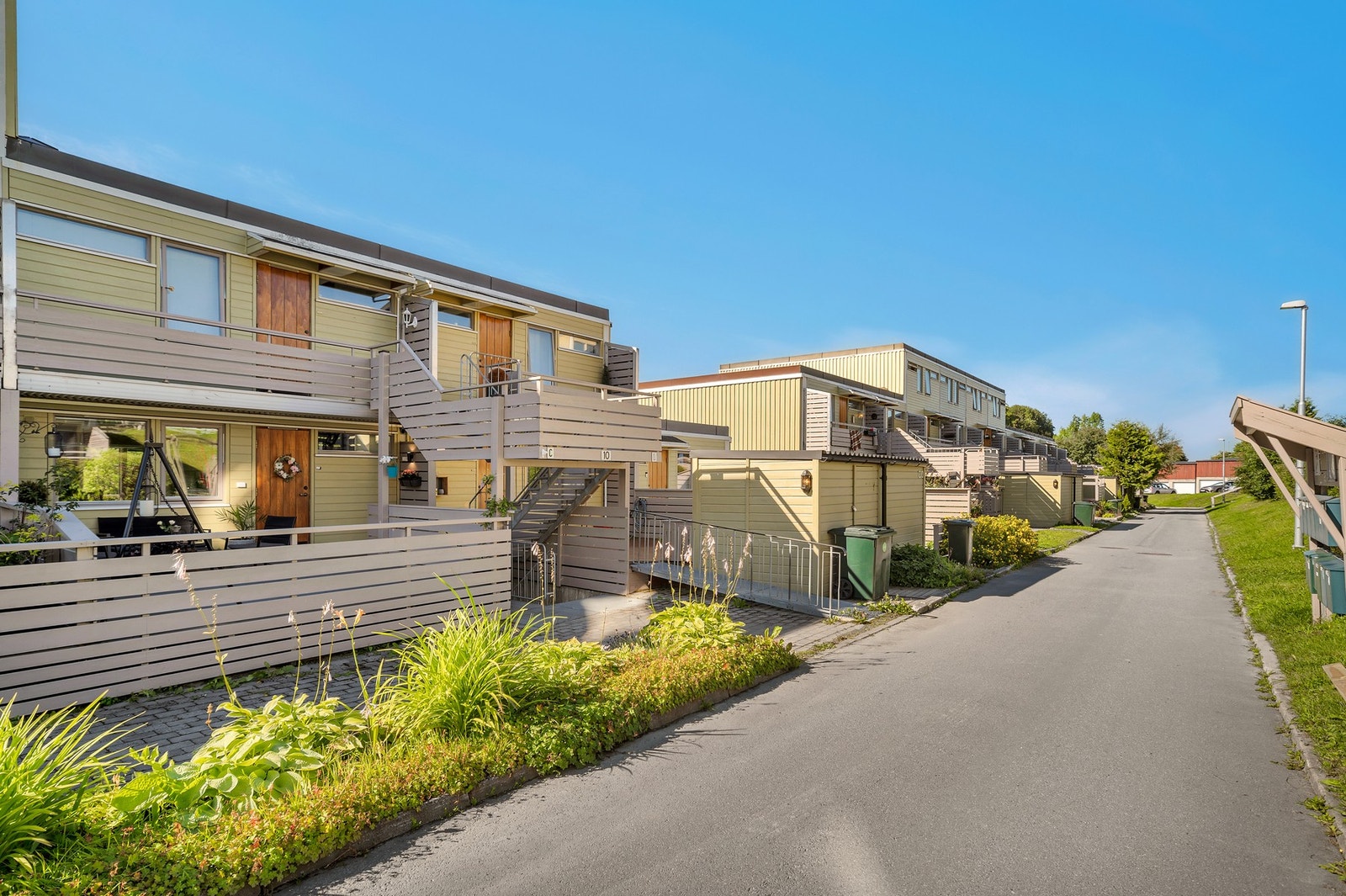 Boligen har egen parkeringsplass i oppvarmet garasje med ekstra bodplass. Det er også rikelig med gjesteparkering i området. Galleribilde