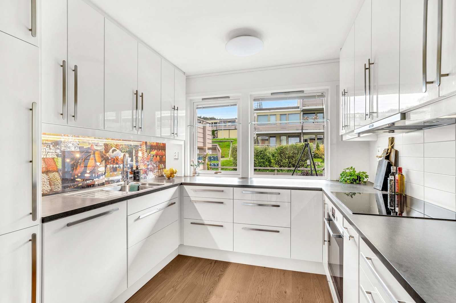 Tidsriktig kjøkken fra 2012 med mye skap- og benkeplass Galleribilde