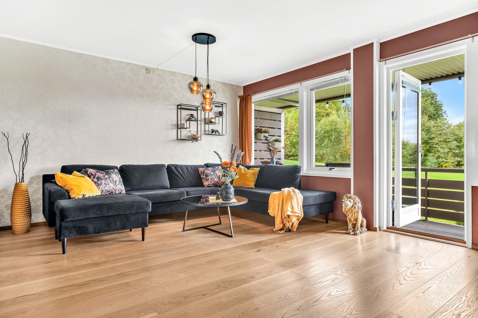 Fra stuen er det utgang til leilighetens vestvendte balkong. Galleribilde