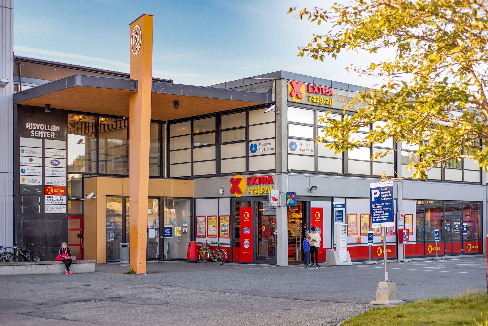 Dagligvarehandelen kan du gjøre på Risvollansenterets Coop EXTRA. Her finner du også legesenter, tannlege, apotek, bibliotek, frisør og spisesteder m.m. Galleribilde