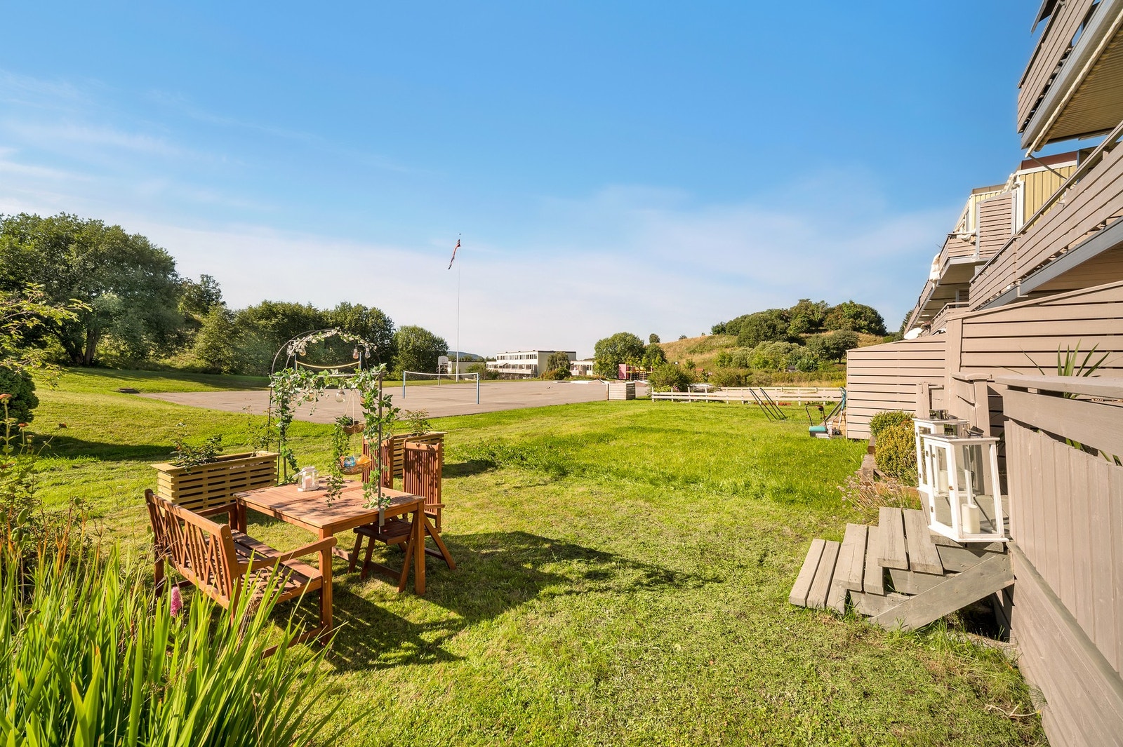 Her nyter man herlige sommerdager i egen hage, bare et steinkast unna lekeplass m.m. Galleribilde