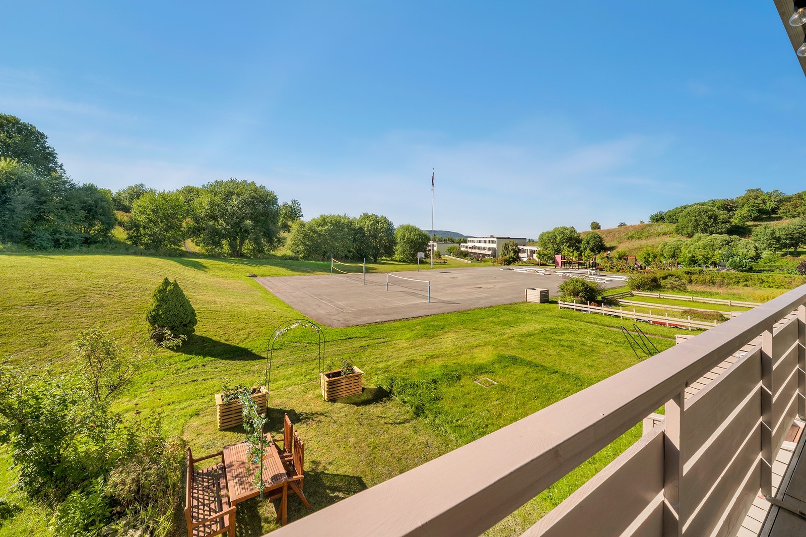 Her sitter man usjenert til og nyter glimrende solforhold fra ca. kl. 13:00 til 23:00 på sommerstid. Galleribilde