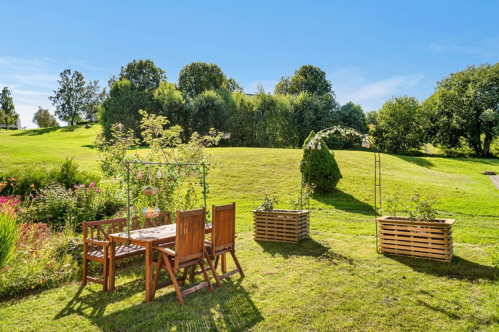 Leiligheten må sies å ha en av Risvollans desidert beste beliggenheter - her ligger man omkranset av store grøntområder langt unna trafikkstøy. Galleribilde