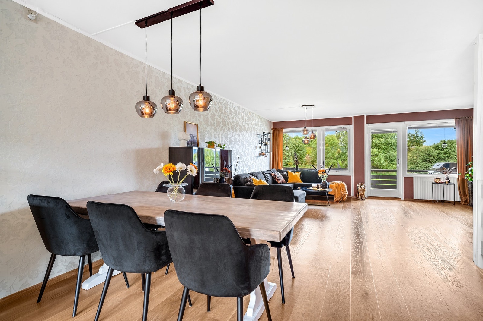 En gjenganger er de store vindusflatene som, i kombinasjon med herlig utsikt mot
grøntarealet, bidrar til en lett og luftig atmosfære. Galleribilde