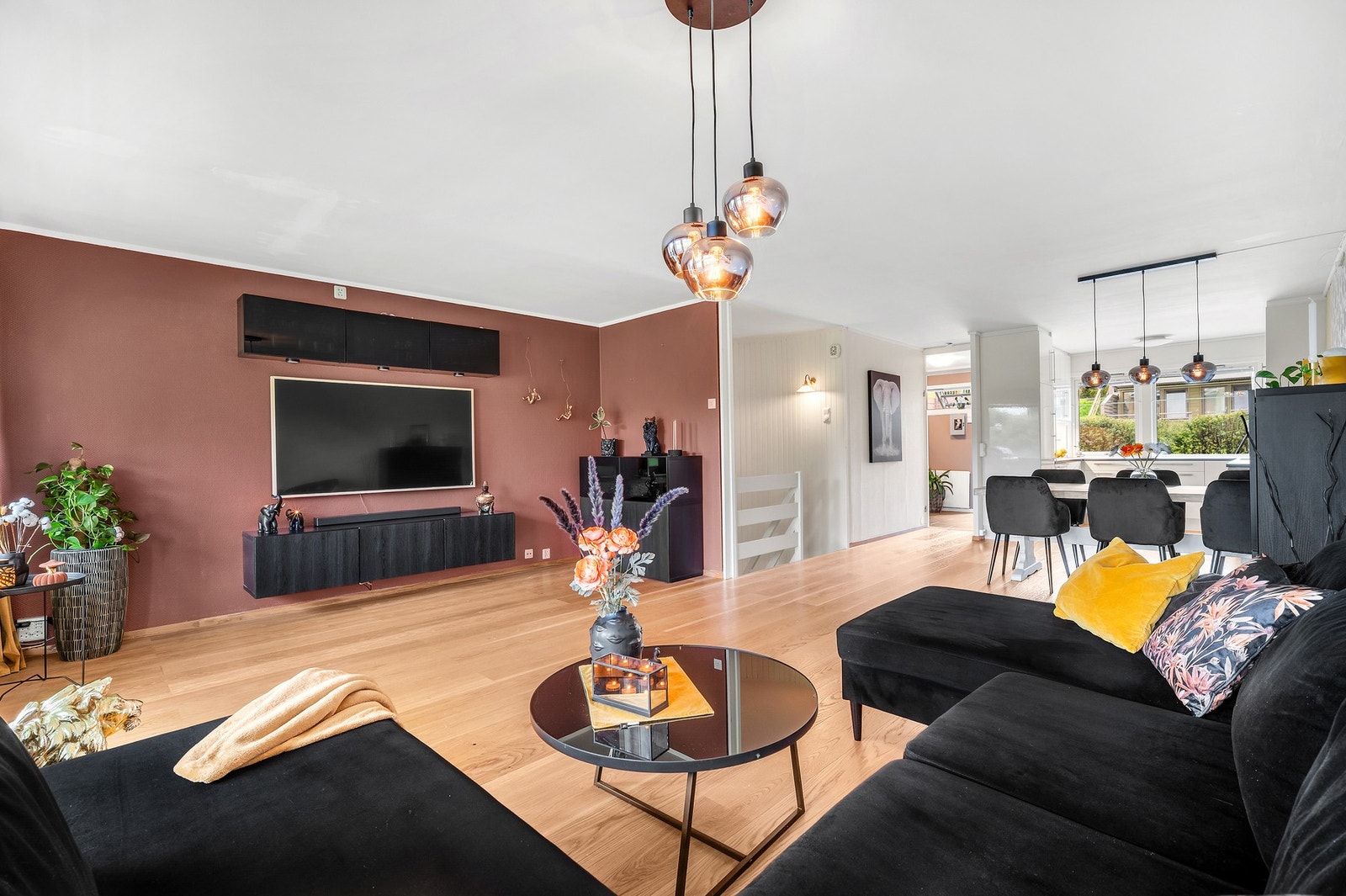 Stue og kjøkken er på i underkant av 50 kvm med gode møbleringsmuligheter. Galleribilde