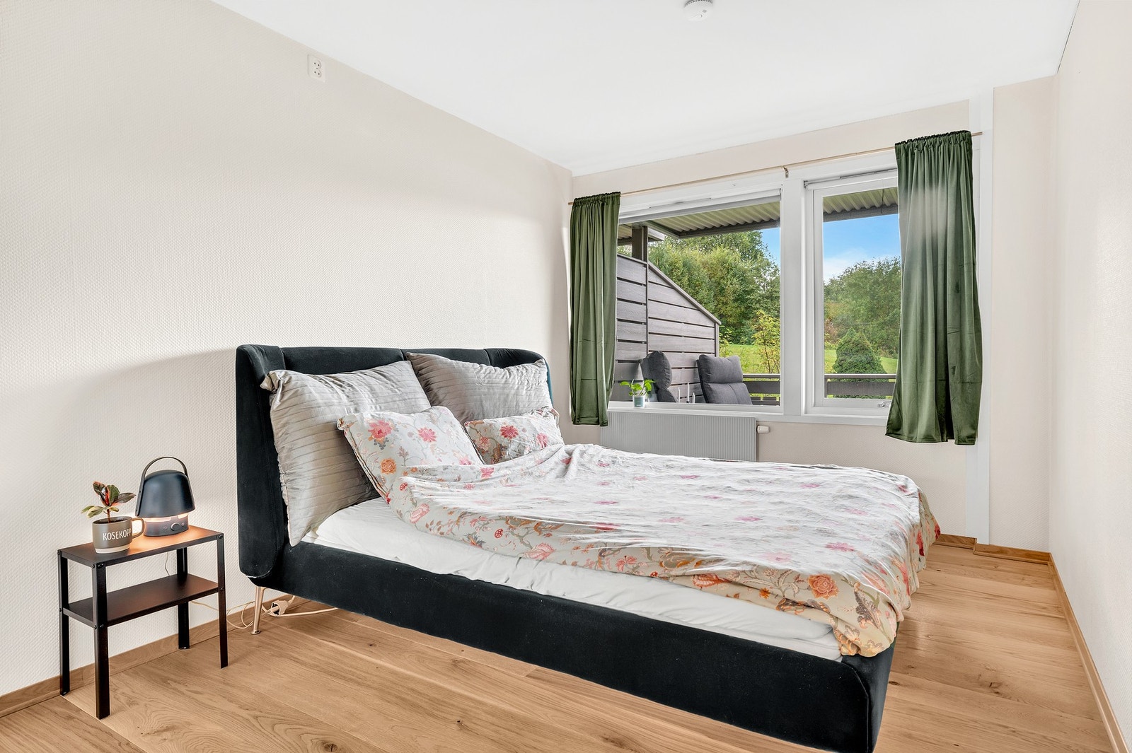 Soverom 1 er på ca. 12kvm. God plass til dobbeltseng og garderobeløsning. Galleribilde