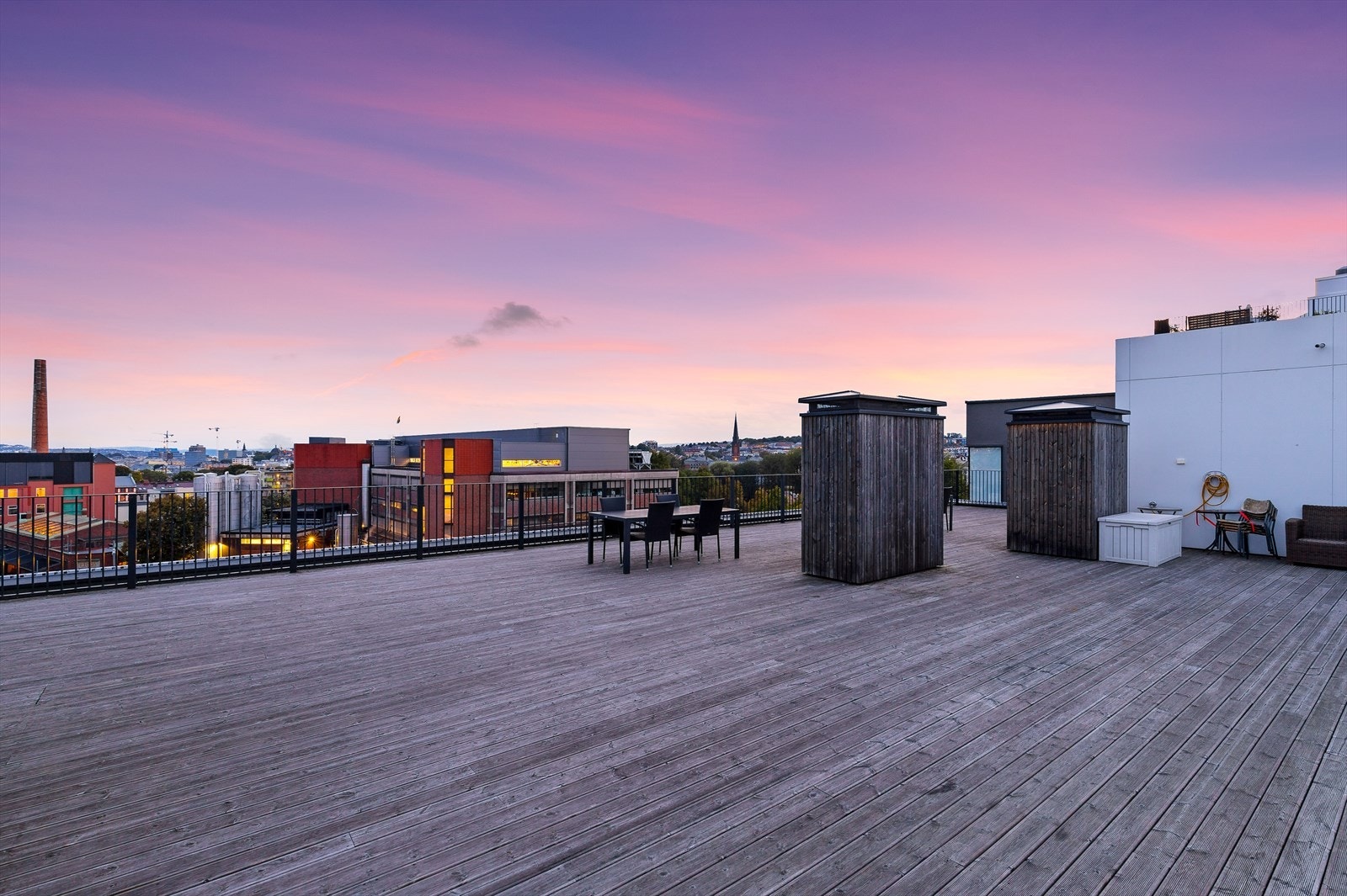 Takterrassen er av god størrelse. Galleribilde