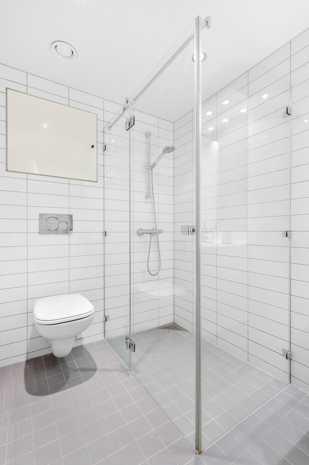 Stor dusjnisje bak glassvegger. Galleribilde