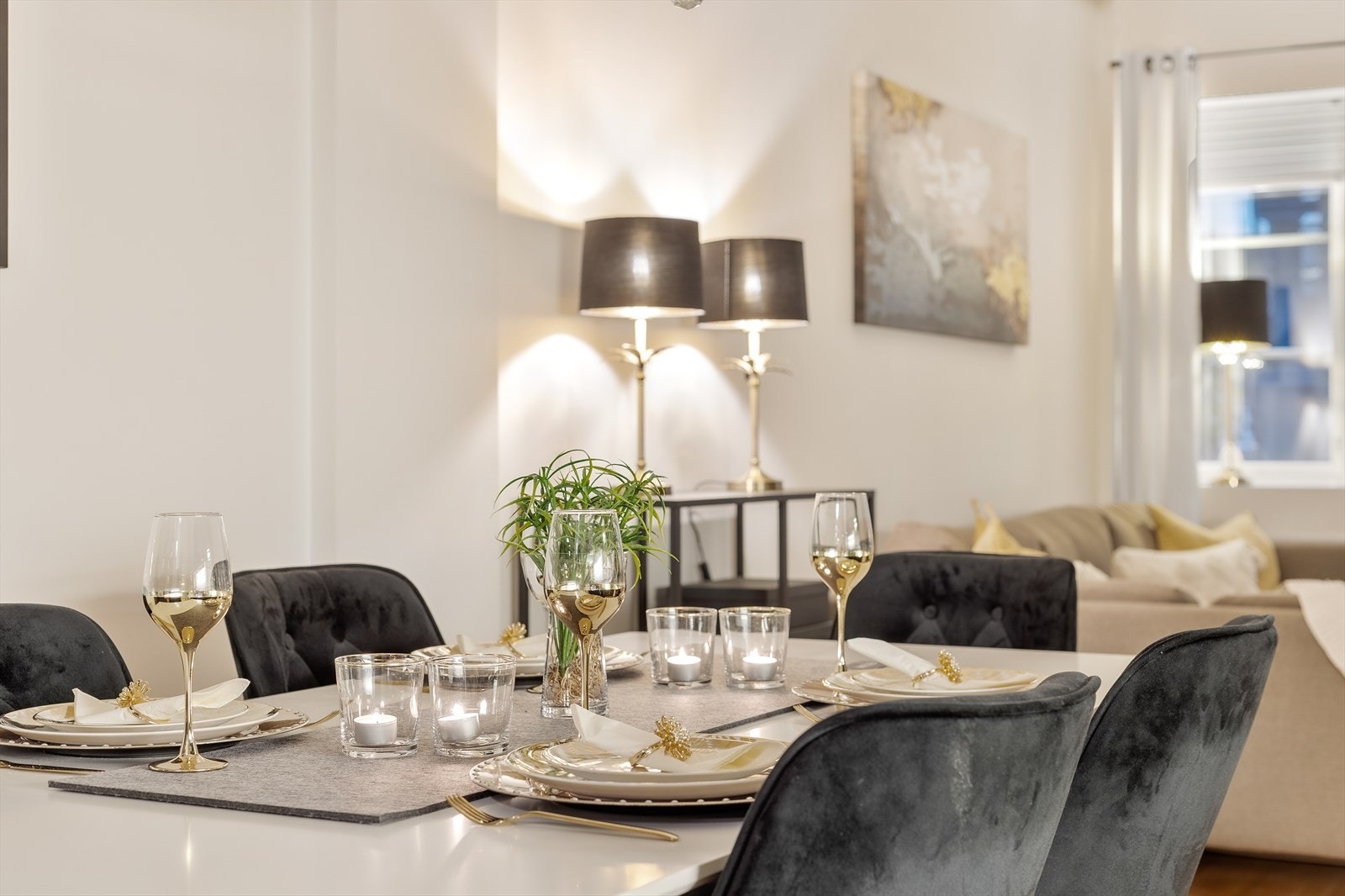 Dekk til langbord og inviter familie og venner til hyggelige kvelder i deres nye leilighet. Galleribilde
