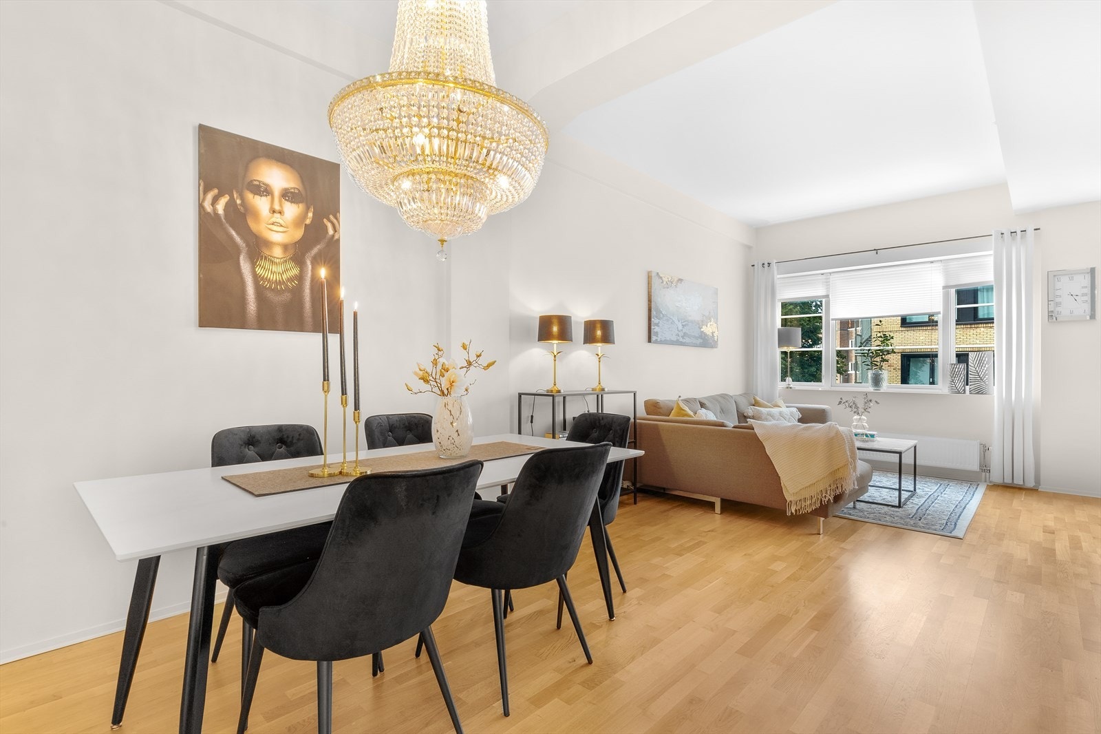 Det er god plass til både stor sofakrok og spisestue. Galleribilde