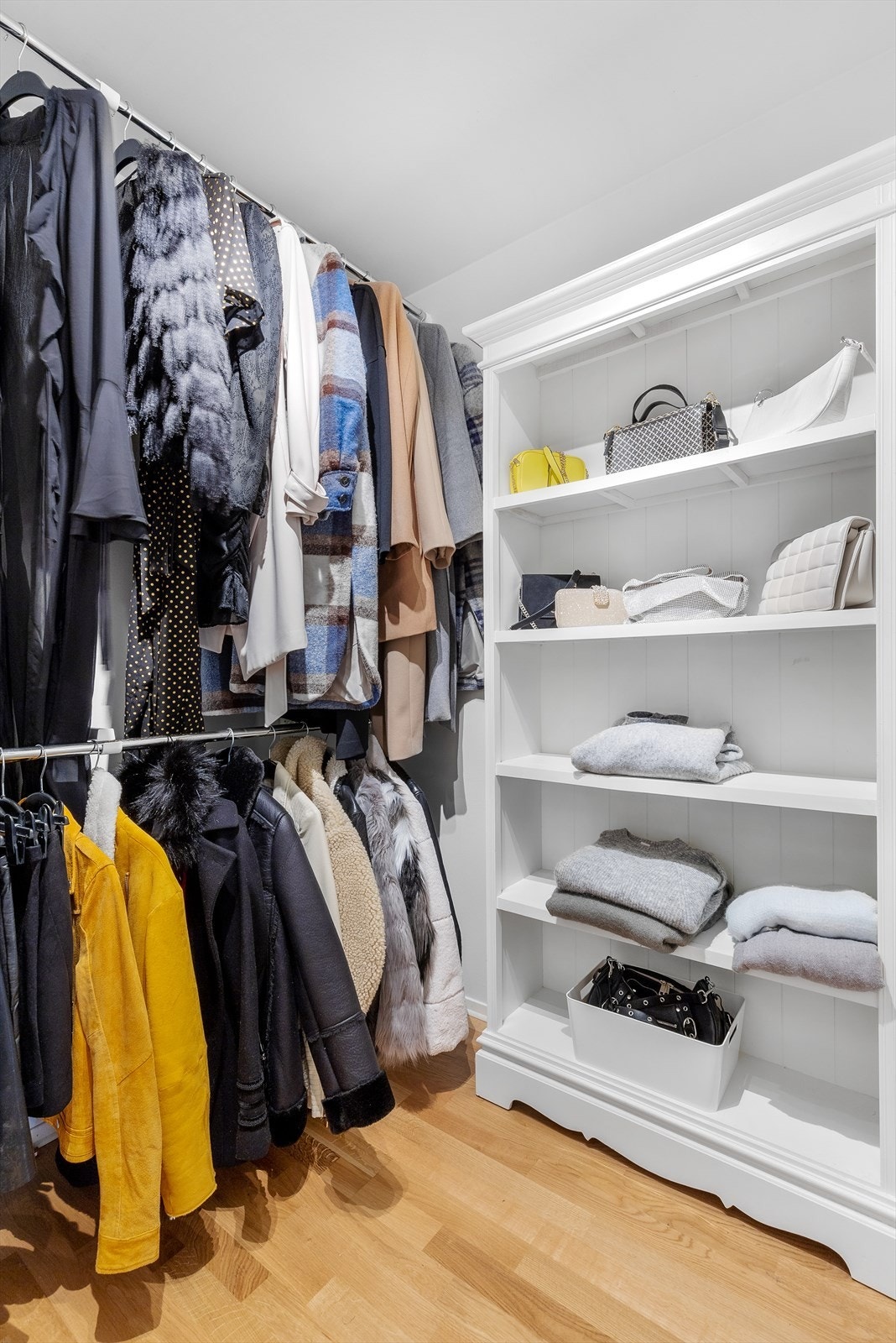 Praktisk walk in-garderobe. Galleribilde