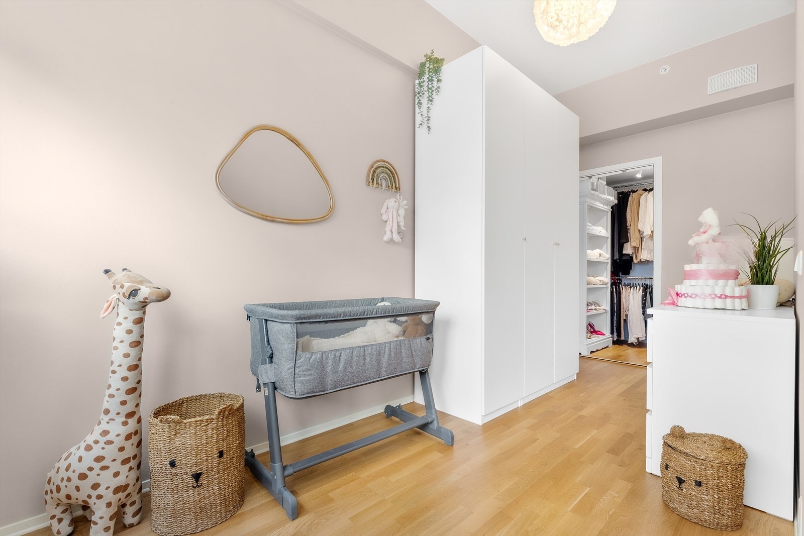 Soverom 2 har tilgang til en bod/walk in-garderobe. Galleribilde