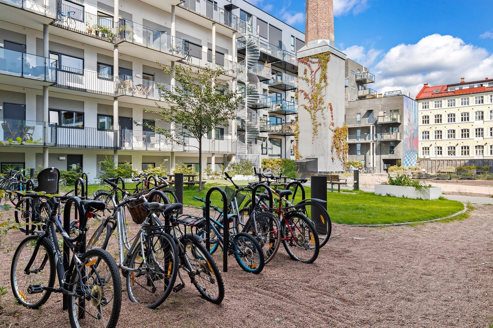 Felles sykkelparkering i bakgård. Galleribilde