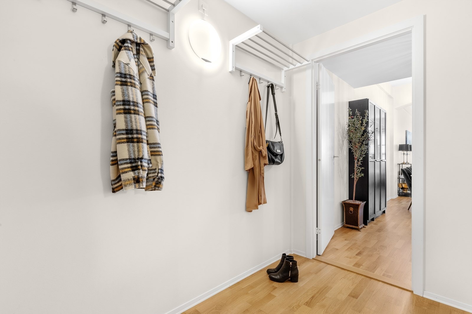 Entréen gir et godt førsteinntrykk av boligen ved at det er lett å innrede for oppbevaringsplass til yttertøy, og dermed enkelt å holde ryddig. Galleribilde