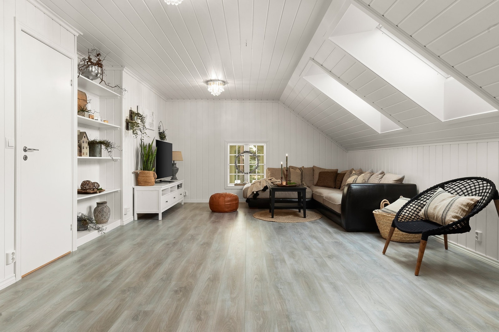 Gjennom originale kirkevinduer kan du se ned til stuens ytre del. Galleribilde