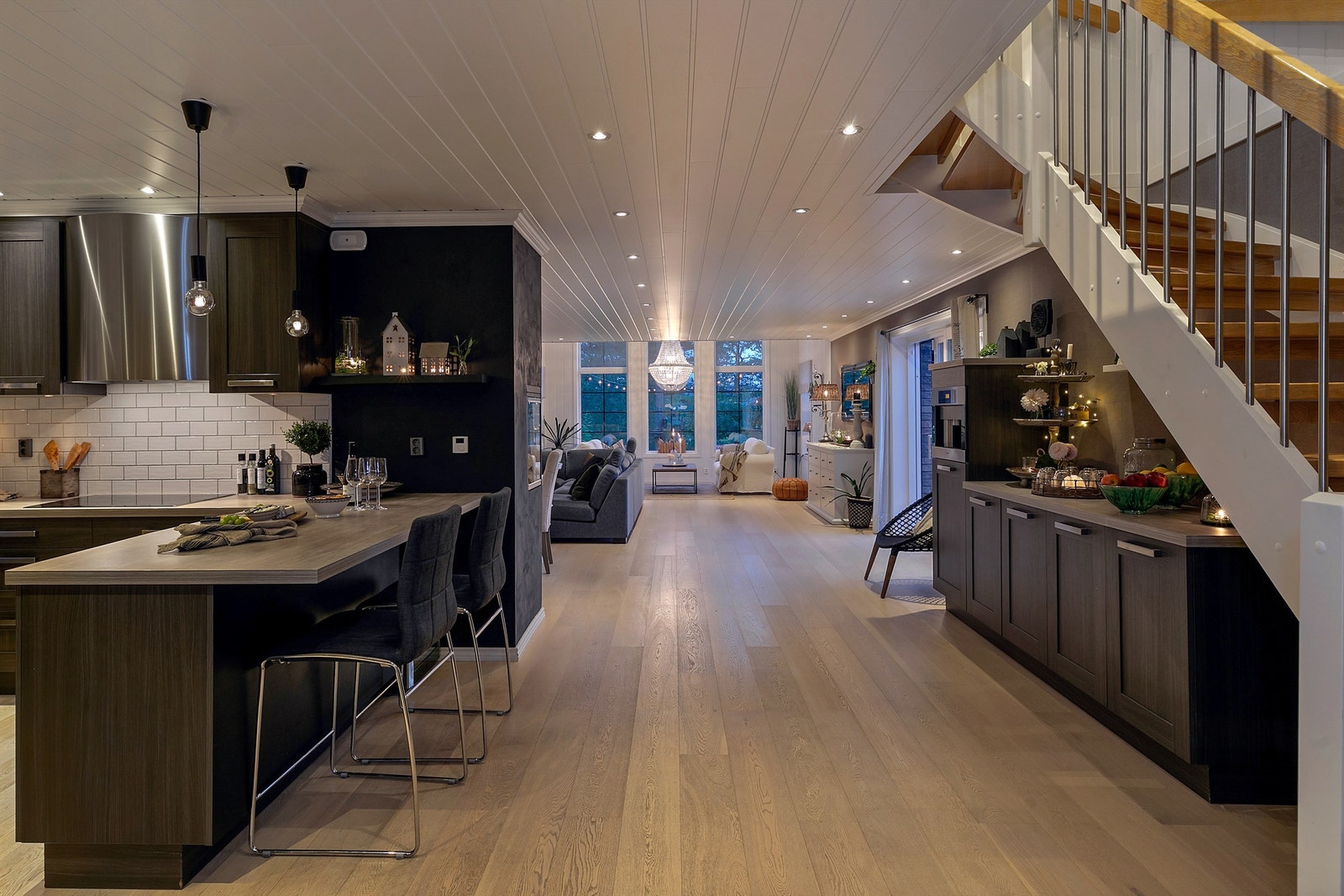 Stuen og kjøkkenet utgjør til sammen en stor aktiv sone i første etasje. Galleribilde