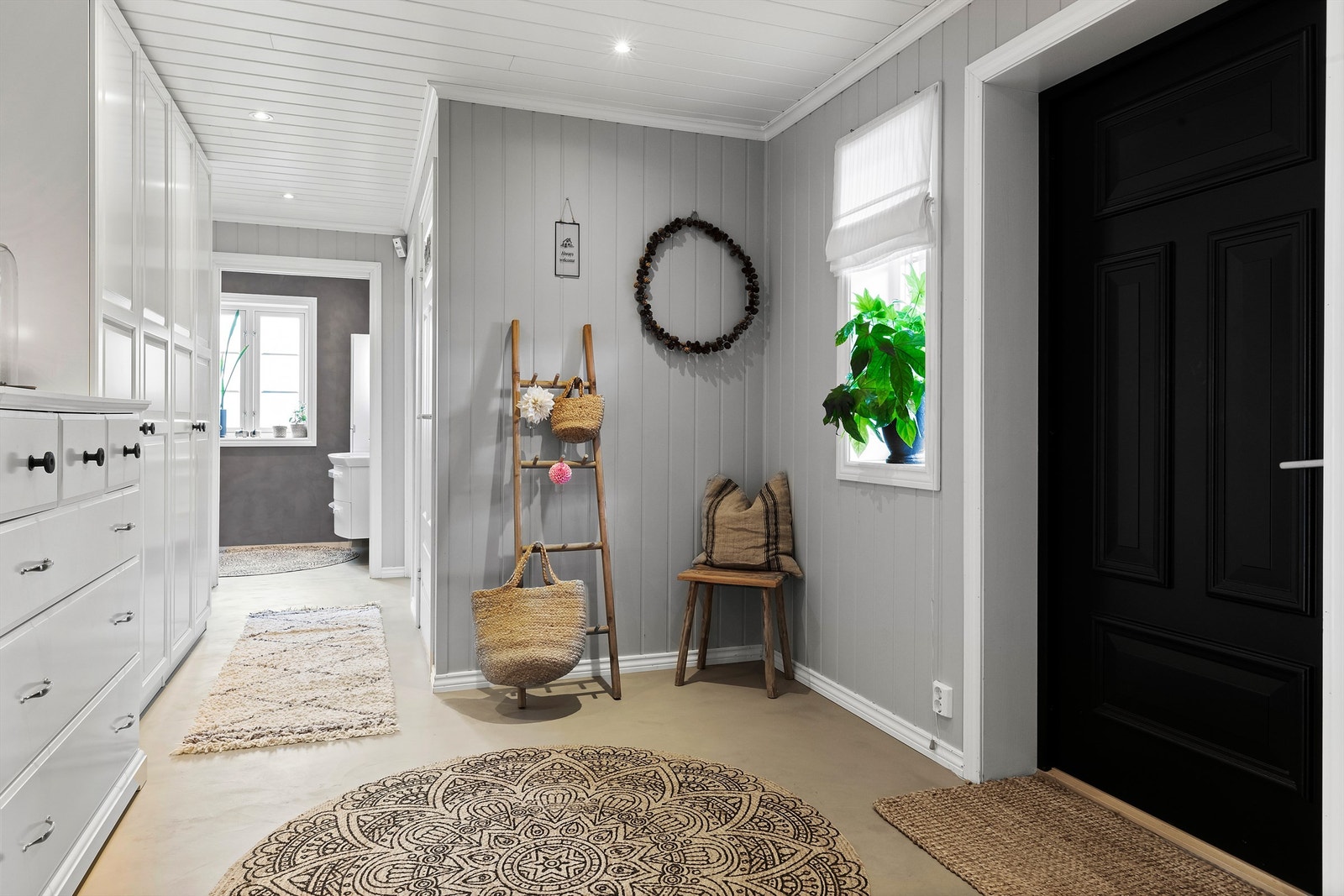 Microsement er i 2023 også lagt på gulvene i flere rom, deriblant gangen og hallen. Galleribilde