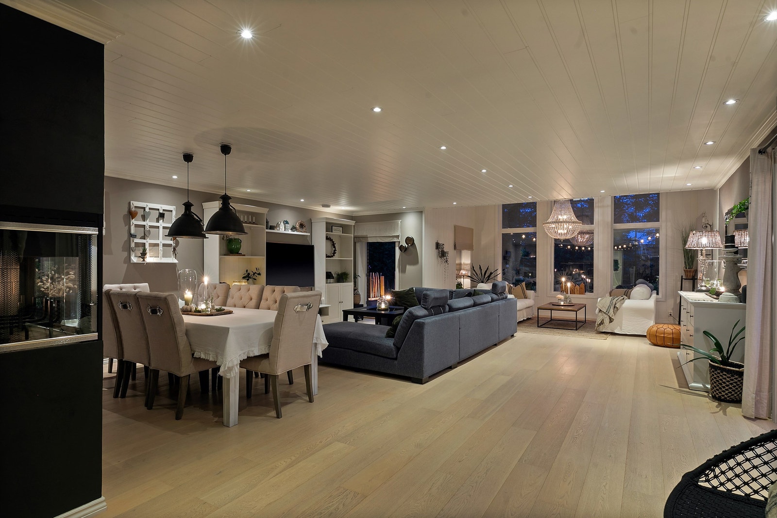 På stuens store flate er det rikt med plass til møbelgrupper og familiens felles opphold. Galleribilde