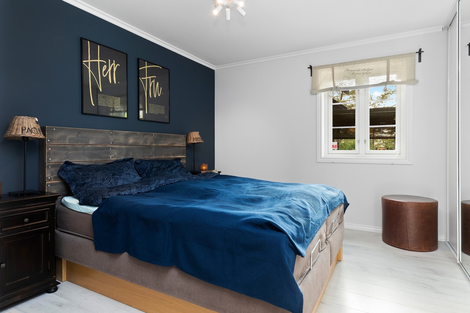 Soverommene er fordelt på begge etasjer, dette utgjør hovedsoverommet og finnes i praktisk nærhet av badet i første etasje. Galleribilde