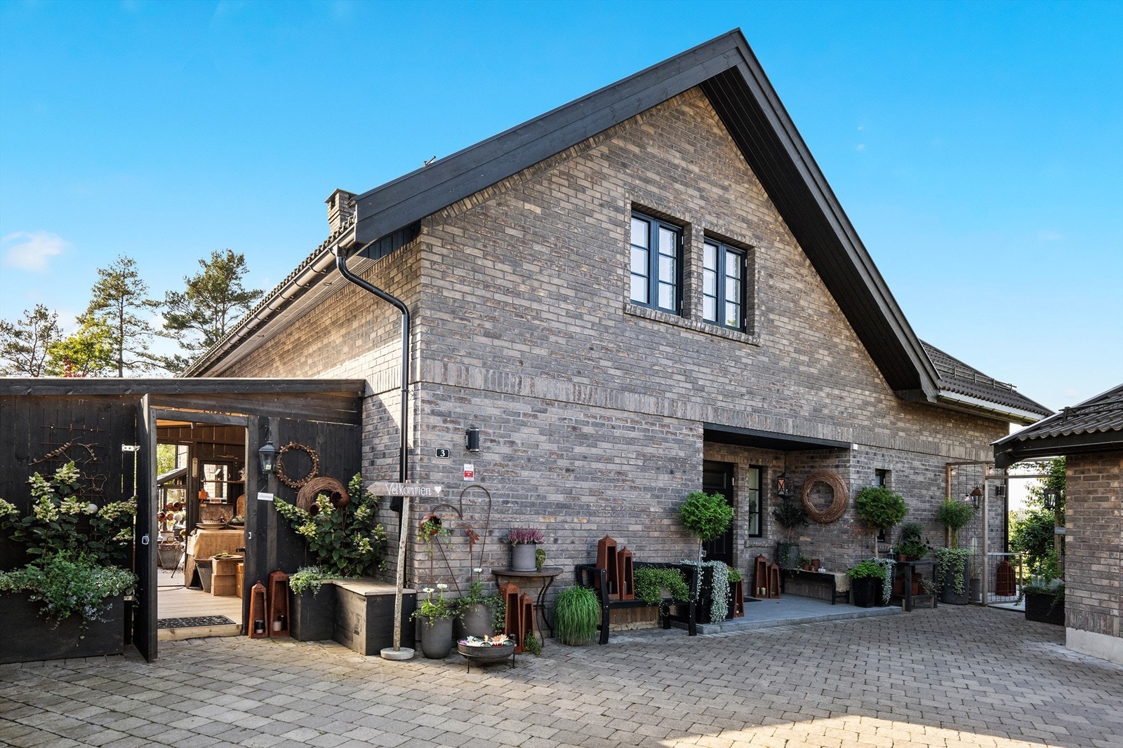 Inngangsparti - I dag drives det en hyggelig bakgårdsbutikk av eier. Galleribilde