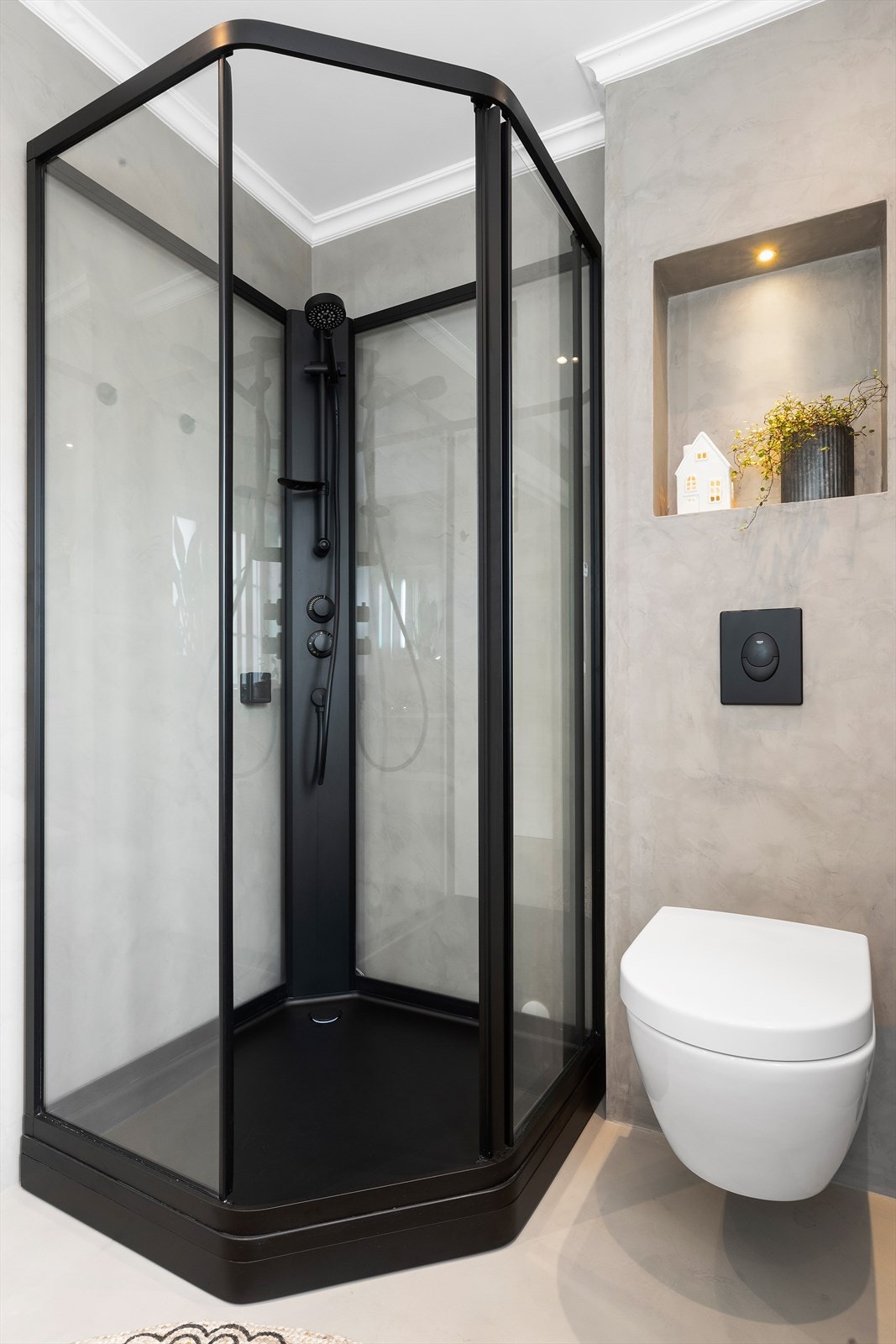 Badet i første etasje er samtidig med oppussing påkostet med nytt dusjkabinett som i likhet med flere elementer er i tidsaktuell sort. Galleribilde