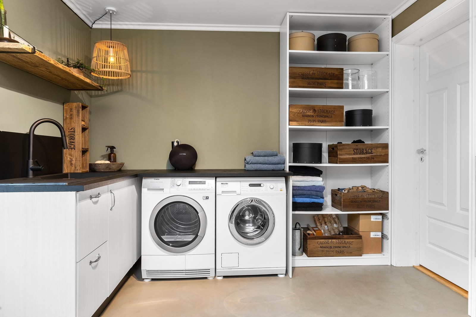 Vaskerommet er i 2023 pusset opp med maling, microsement på gulvet og oppgradering av innredningen. Galleribilde