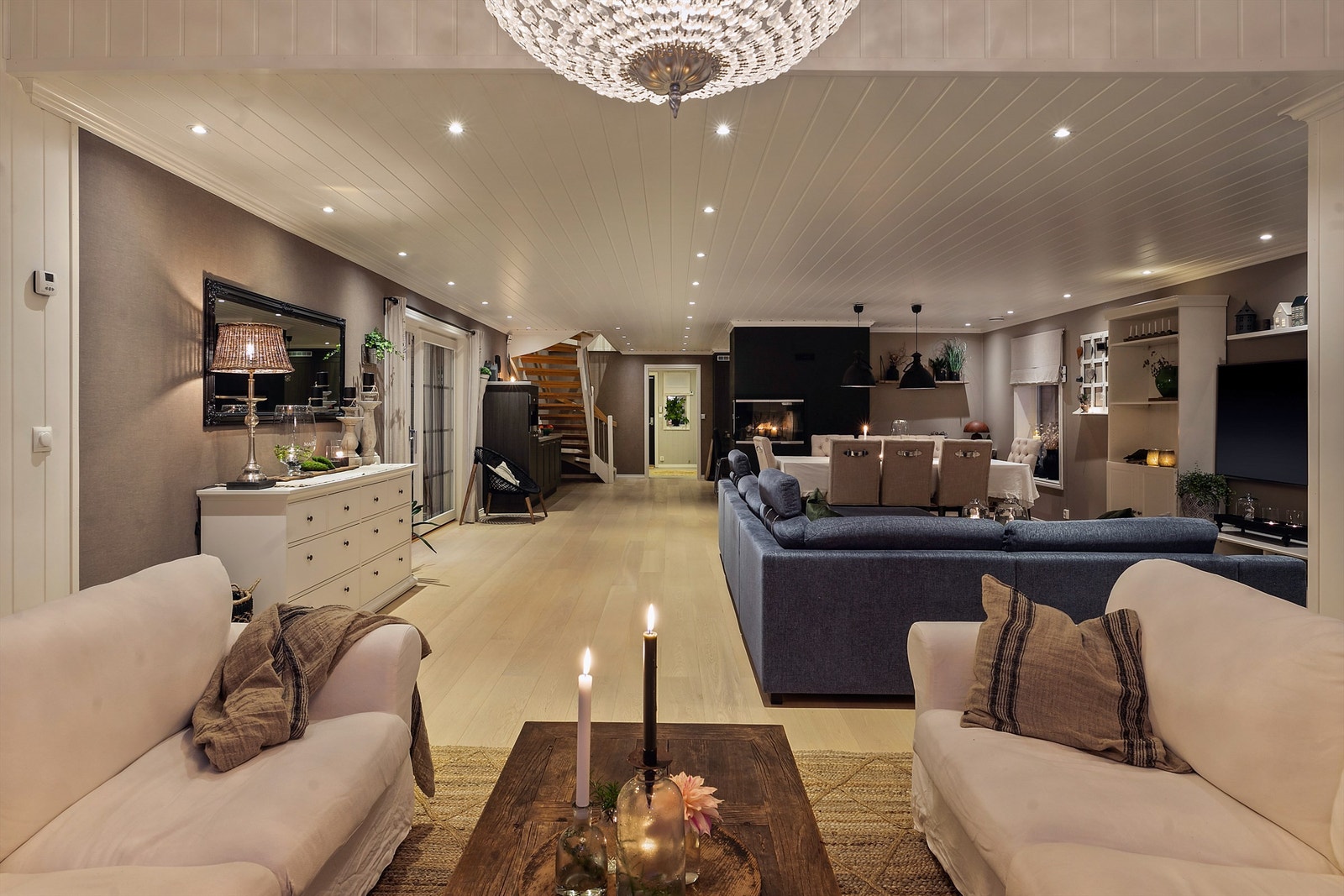 Et rikt antall innfelte spotter som kan dimmes fremmer jevn og dekorativ belysning. Galleribilde