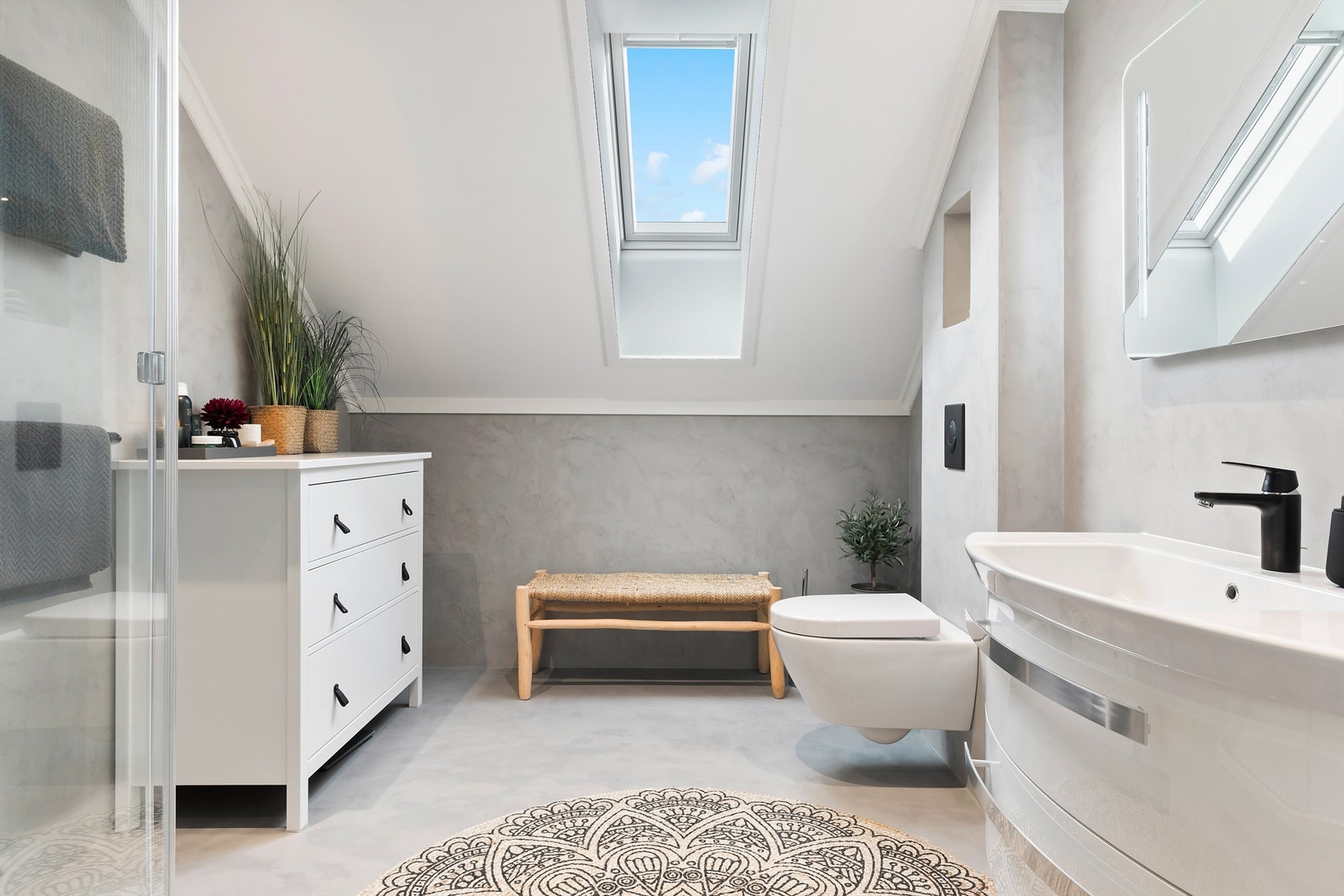 Dette bads dusjkabinett har både hånd- og regndusj. Galleribilde