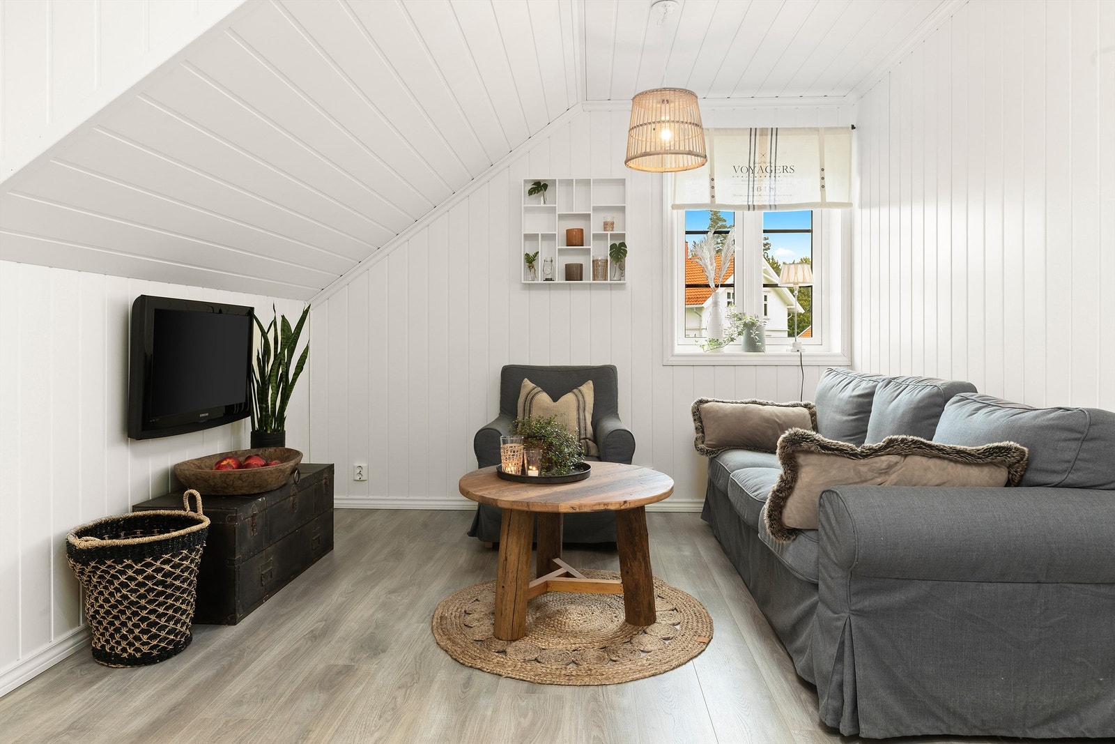 Distansen til den aktive sonen i etasjen under gjør loftstuen velfungerende også som TV-stue og lesekrok. Galleribilde