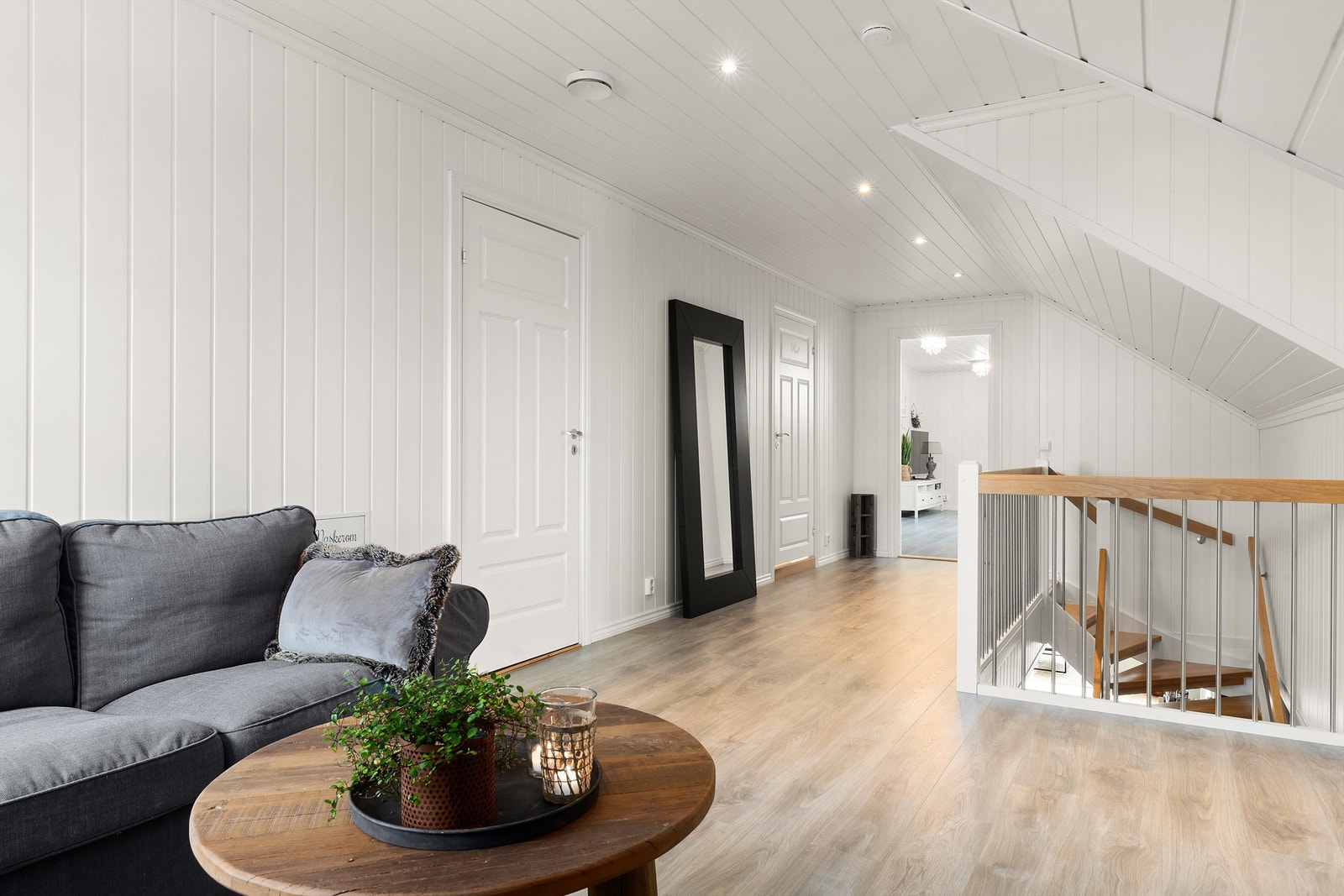 To boder og etasjens største soverom er samlet rundt mellomgang innenfor loftstuen, til høyre i bildet. Galleribilde