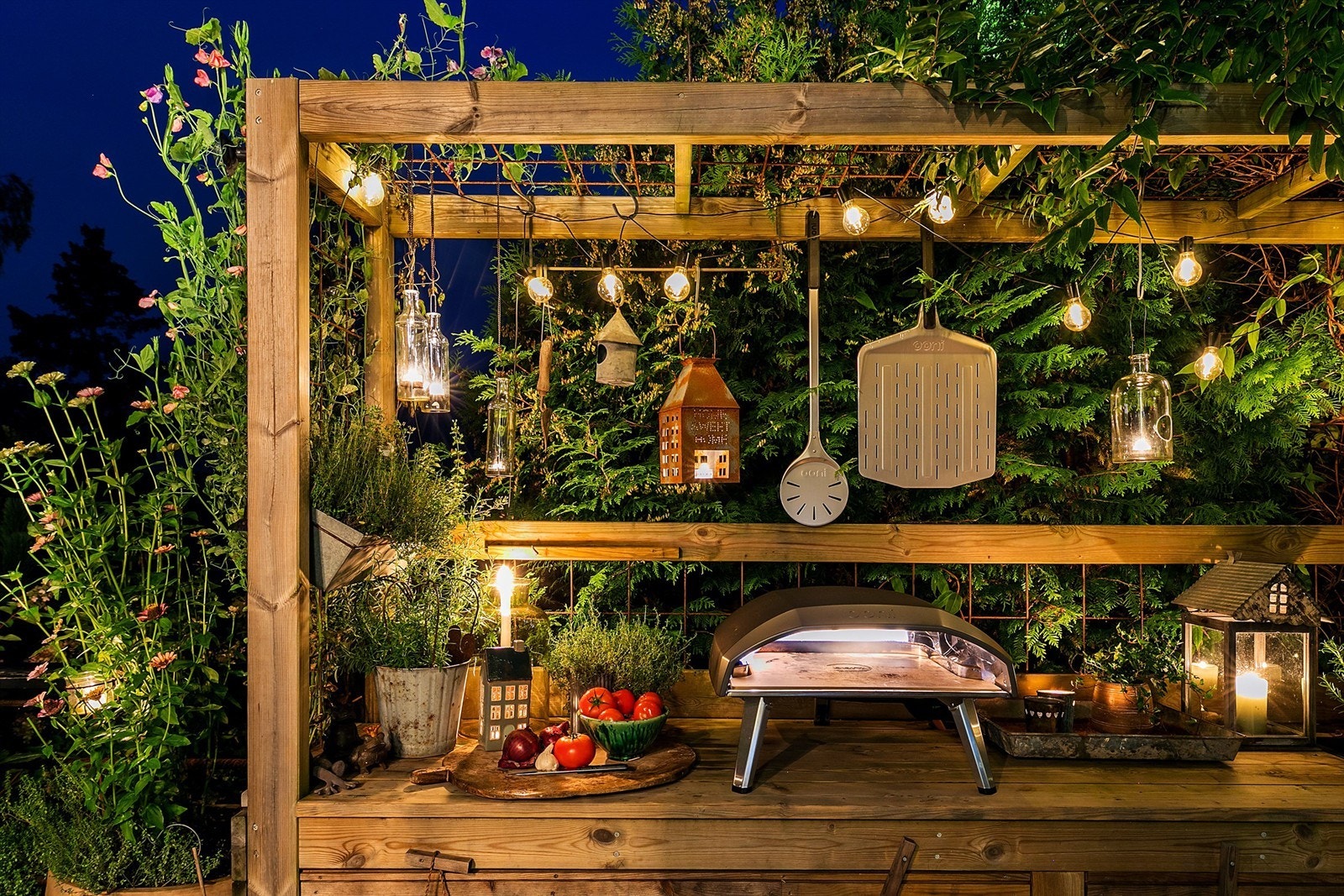 To arbeidsbenker på terrassen supplerer kjøkkenet innomhus. Galleribilde