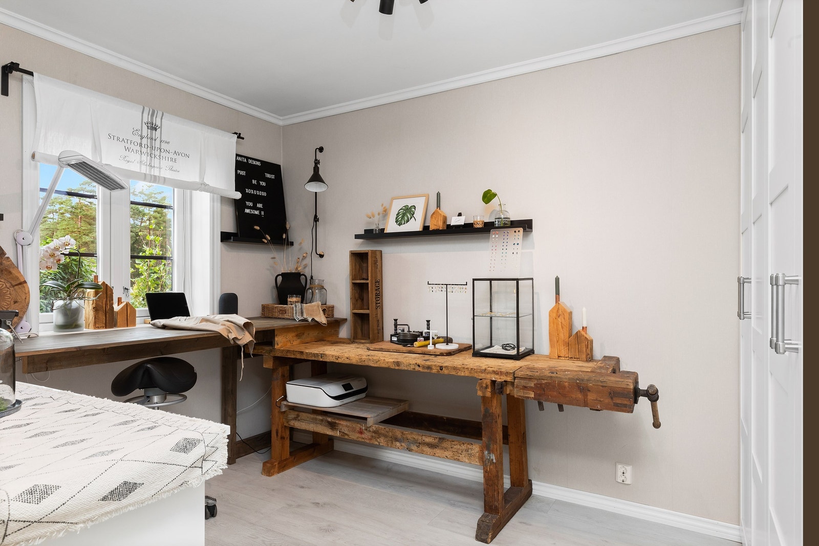 Et kontor inngår også i første etasje og kan om ønskelig tas i bruk som soverom. Galleribilde