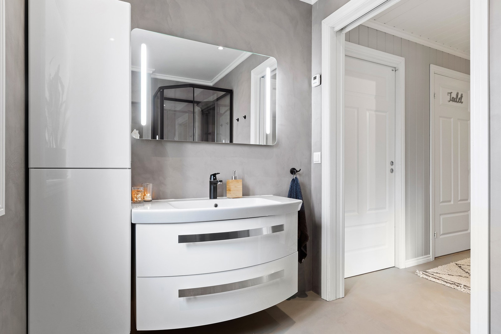 Baderomsmøblene er fra Villeroy & Boch og videreført fra byggeåret. Galleribilde