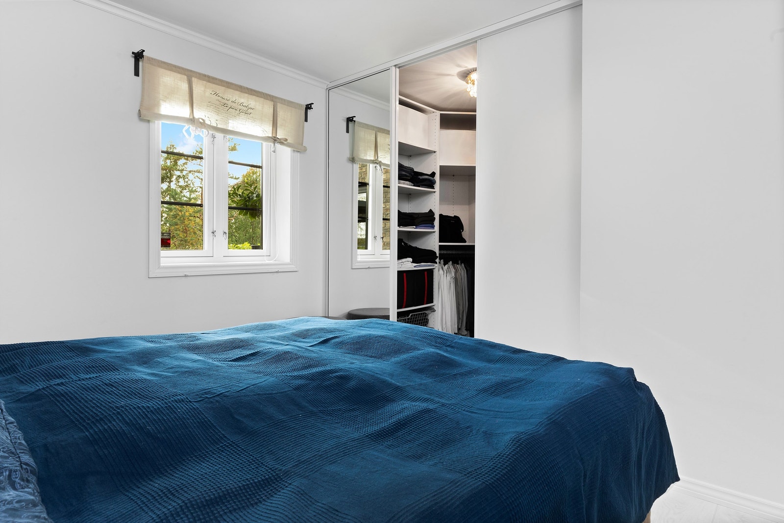 Hovedsoverommet om har romslig walk-in closet, skjult bak skyvedører. Galleribilde