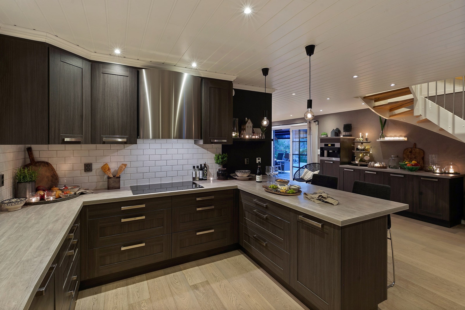 Kjøkkenet er bruksvennlig utformet med store arbeidsflater og mange oppbevaringsmuligheter. Ventilator er fra Røroshetta. Galleribilde