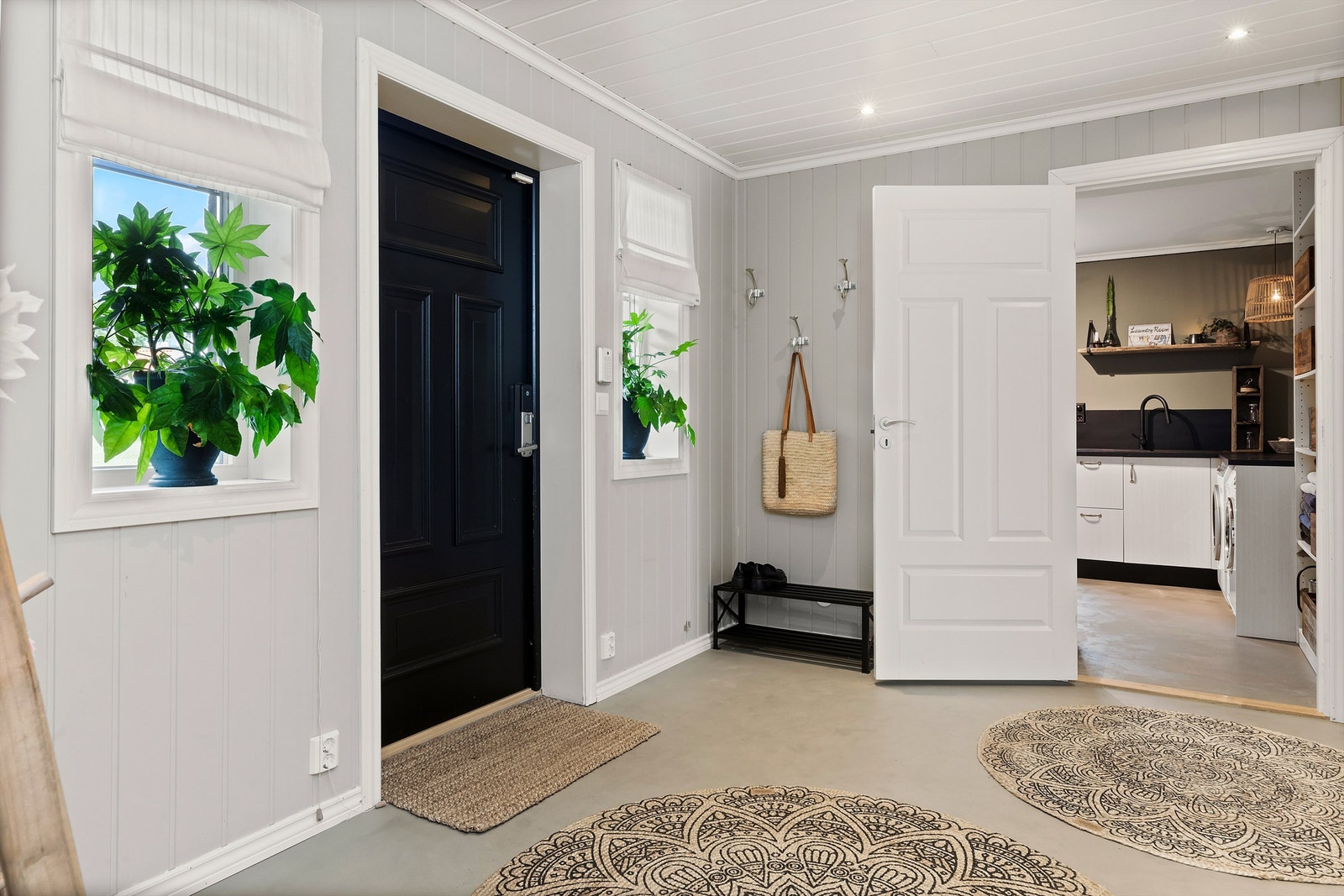 I hallen er det god plass til samtidig av- og påkledning for både liten og stor. Vaskerommet er tilgjengelig rett fra hallen. Galleribilde