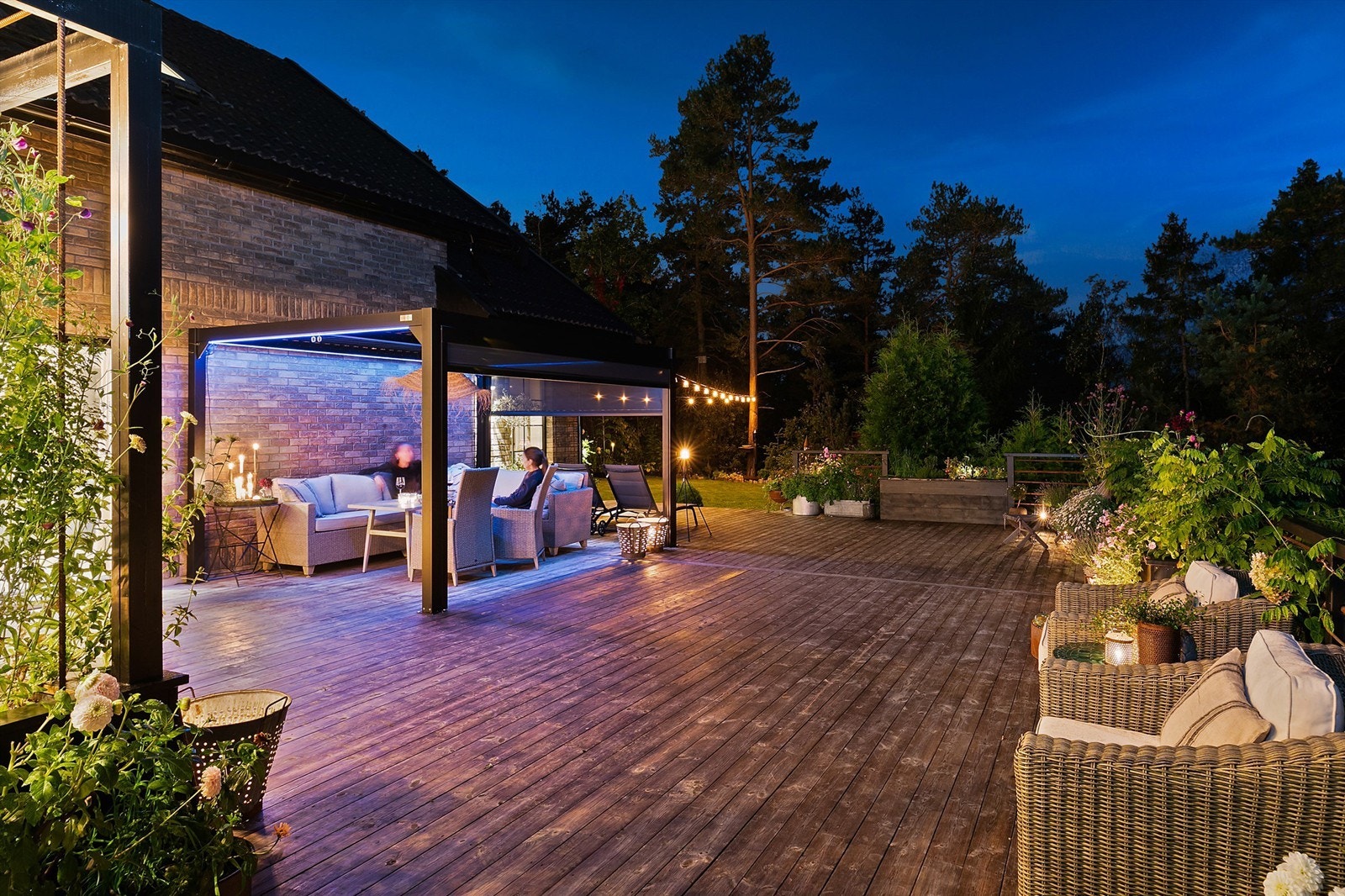 Utearealene er anlagt med finesse og pent innrammet av omfangsrik beplantning. Galleribilde