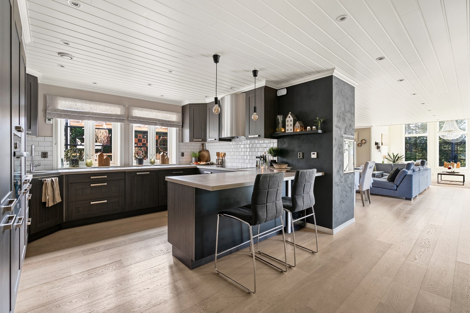 Arthur Bonnet kjøkkeninnredning med integrerte hvitevarer av høy standard. Galleribilde