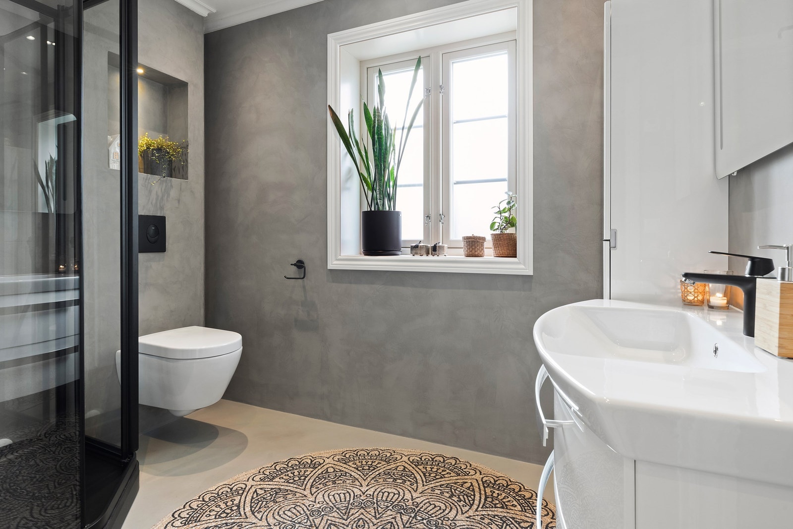 Badene er i 2023 pusset opp med microsement over eksisterende overflater på gulv og vegger. Galleribilde