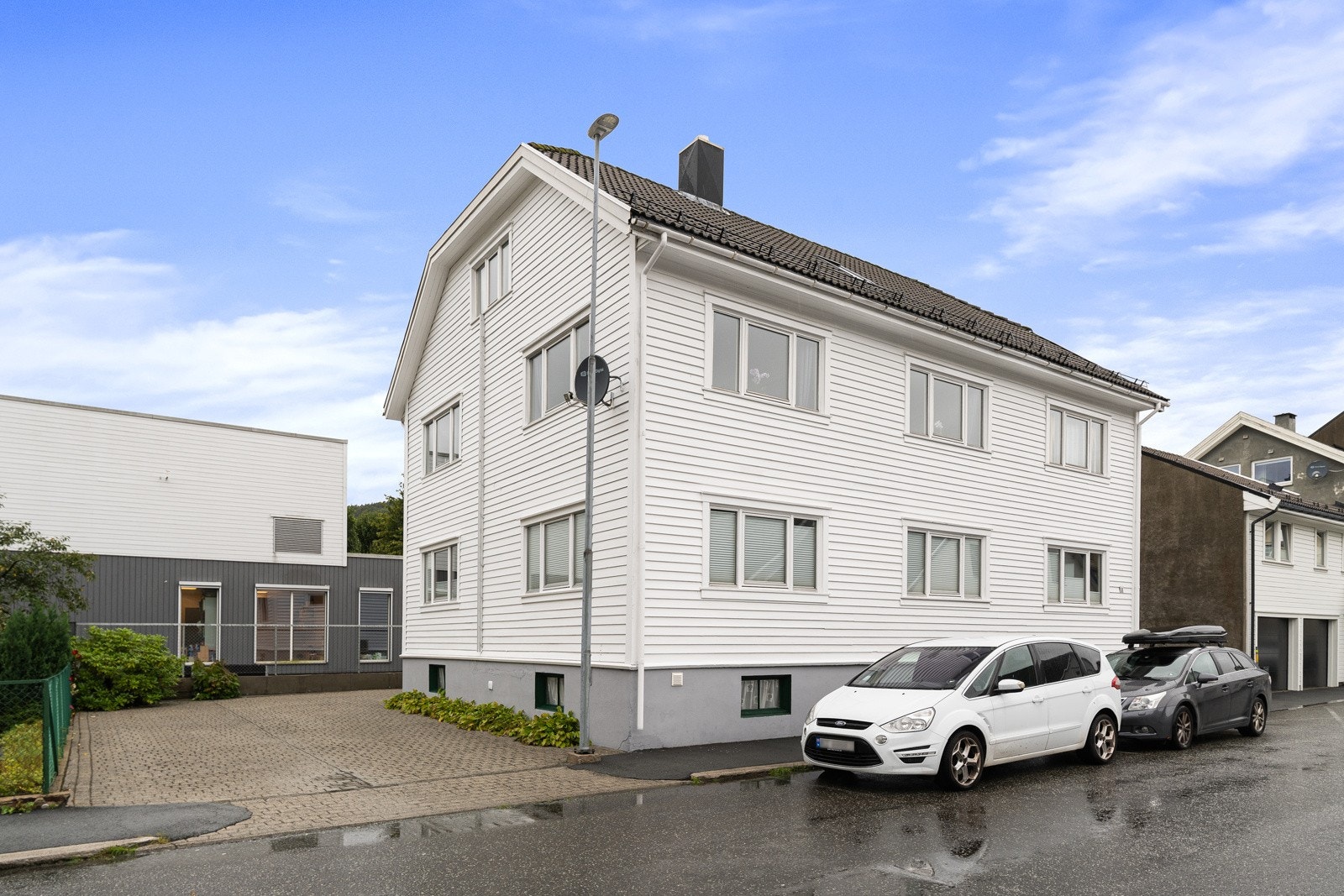 God parkering på begge sider av boligen. Galleribilde