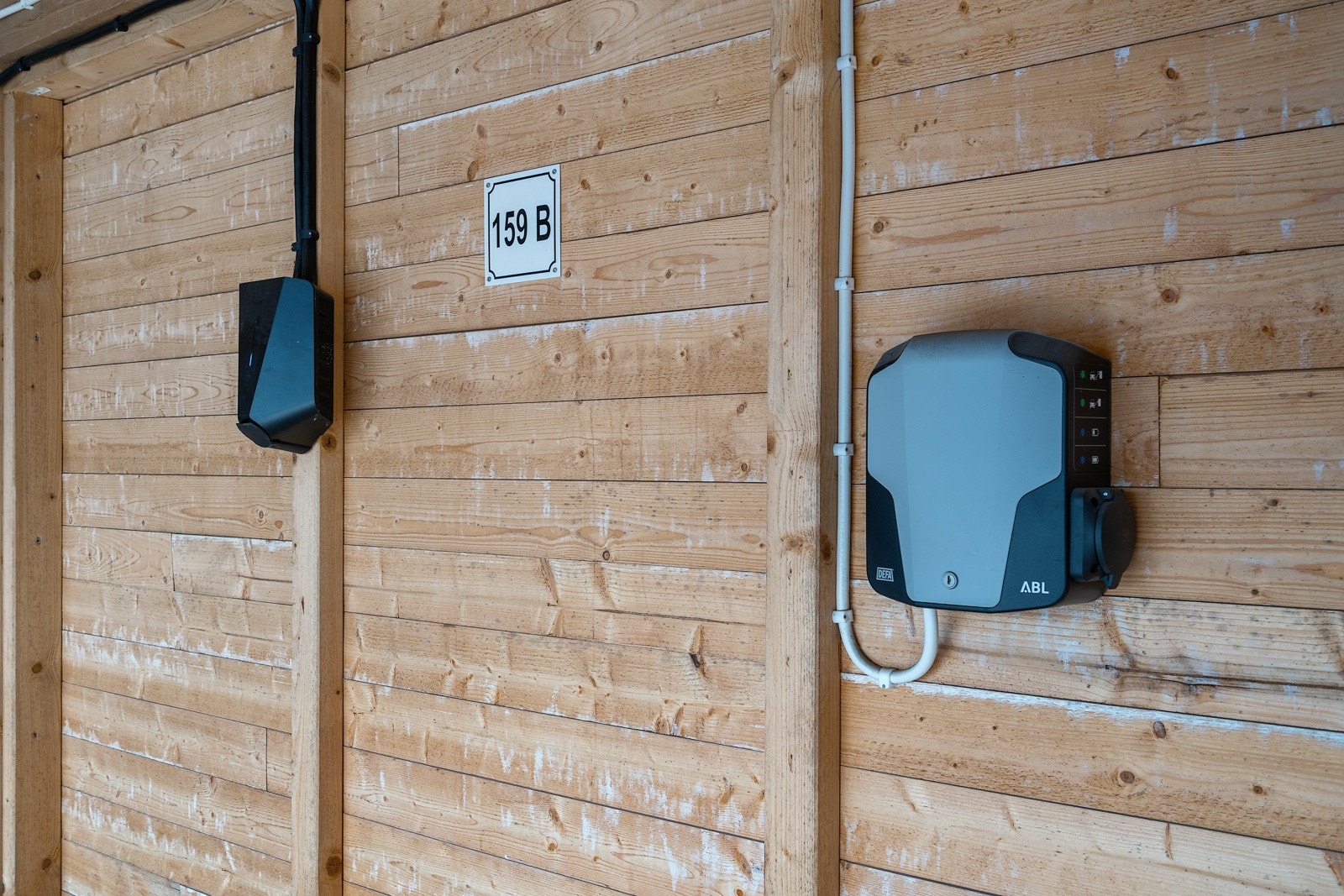 Det er installert el-billader i carporten Galleribilde