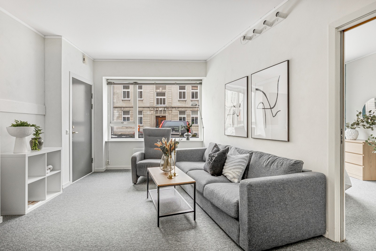 Stuen oppleves lys og luftig hvor de store vindusflatene gir rikelig med lysinnslipp. Galleribilde